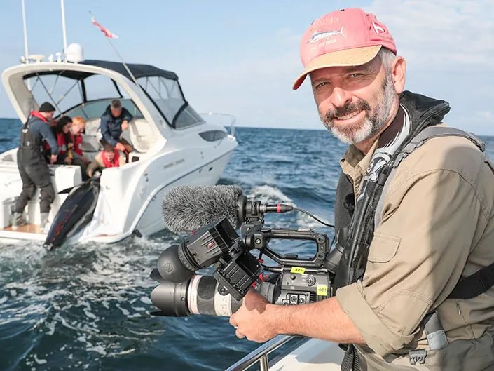 Till hösten har Ecofilm med Martin Falklind i spetsens natur-trilogi premiär på SVT. Här ser du en bild från när Martin dokumenterar märkning av blåfenad tonfisk.