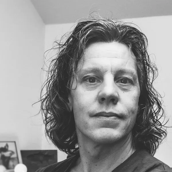 Porträtt av Nicka Hellenberg, copywriter, fotograf & musiker